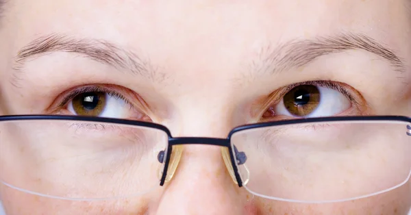 Gezicht met glazen close-up. Ogen opzij — Stockfoto