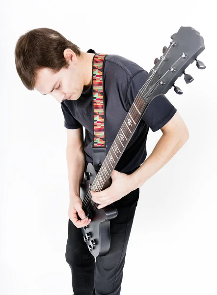 Homem com uma guitarra elétrica preta — Fotografia de Stock