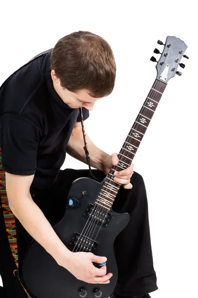 Junger Mann mit E-Gitarre. isoliert — Stockfoto