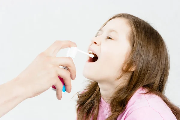 Tratamento da dor de garganta. Spray medicinal — Fotografia de Stock