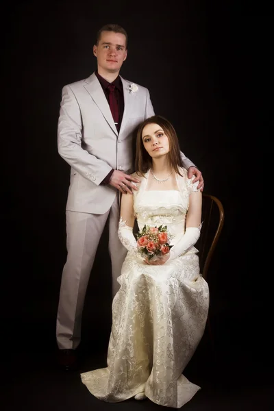 Hochzeitsfoto. junges schönes Paar auf schwarzem Hintergrund. — Stockfoto