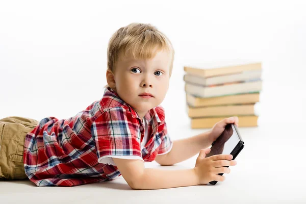 Jongen met een tablet pc. Studio — Stockfoto