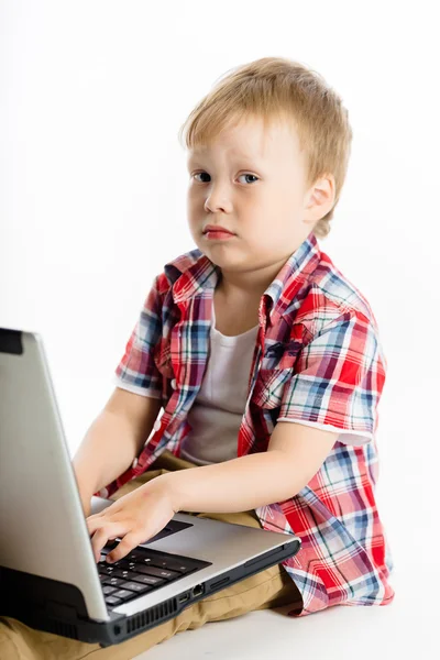 Bambino con un computer portatile. studio Immagini Stock Royalty Free