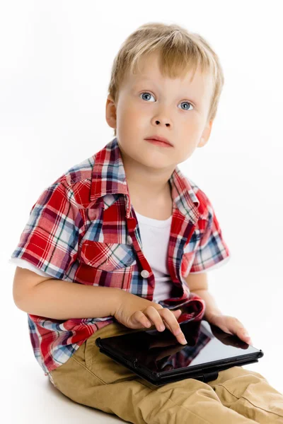Αγόρι με ένα tablet pc. στούντιο — Φωτογραφία Αρχείου