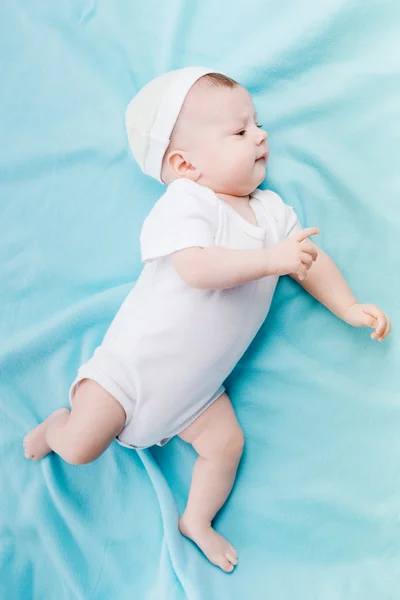 Bebé con sombrero acostado — Foto de Stock