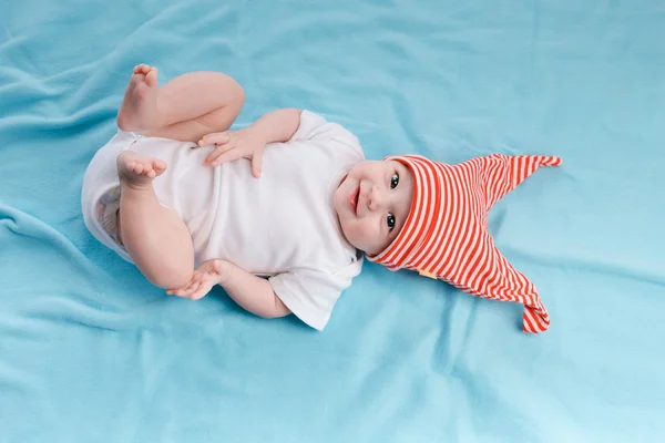Bebé con sombrero acostado — Foto de Stock
