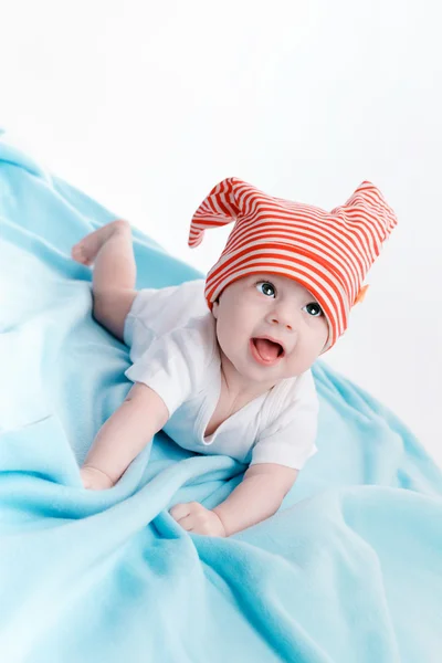 Bambino in cappello sdraiato — Foto Stock