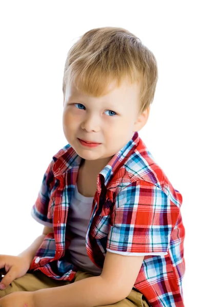 Engraçado menino de três anos de olhos azuis em um fundo branco — Fotografia de Stock