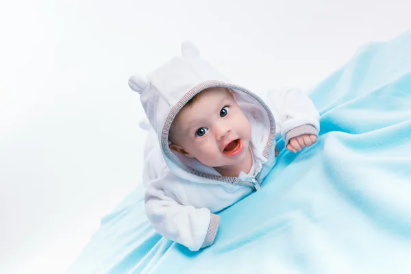 Baby in de kap op een blauwe deken — Stockfoto