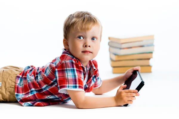 Niño en una camisa a cuadros con una tableta —  Fotos de Stock