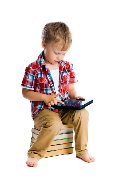 Хлопчик у плетеній сорочці з планшетним комп'ютером — стокове фото