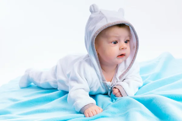 Bambino su coperta blu — Foto Stock