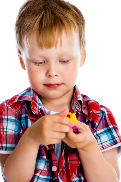 Niño pequeño con un juguete — Foto de Stock