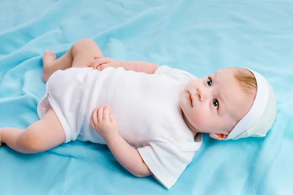 Bambino su una coperta blu — Foto Stock