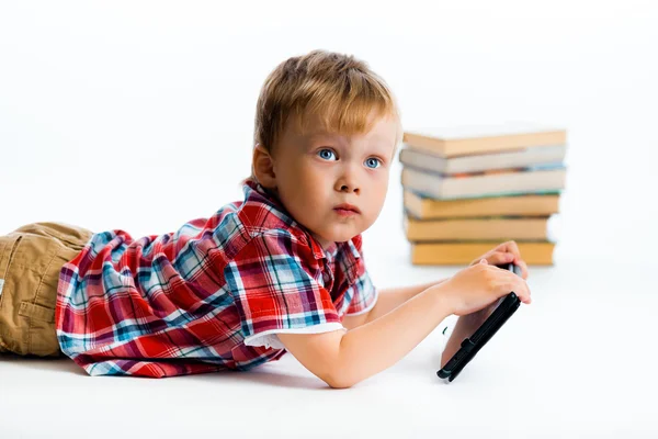 Menino pequeno com computador tablet e livros — Fotografia de Stock