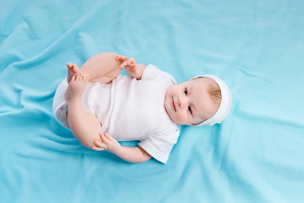 Baby op een blauwe deken — Stockfoto