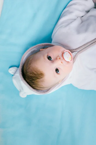 Baby på en blå filt — Stockfoto