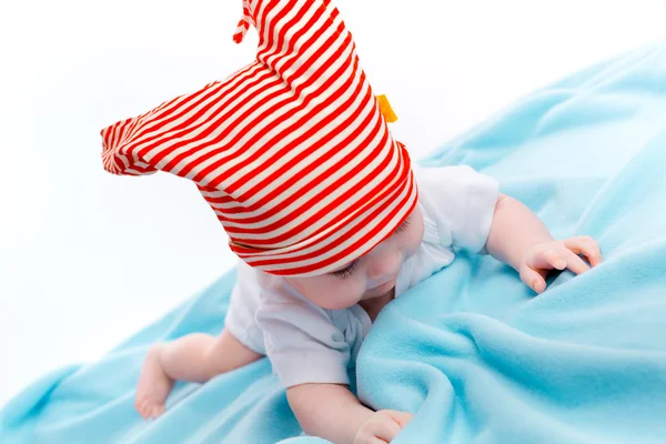 Baby op een blauwe deken — Stockfoto