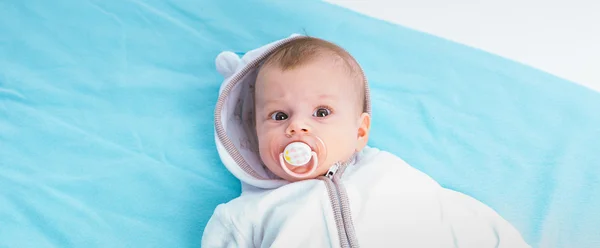 Bambino su una coperta blu — Foto Stock