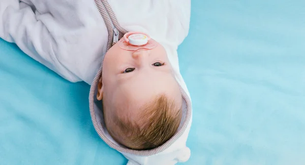 Baby på en blå filt — Stockfoto