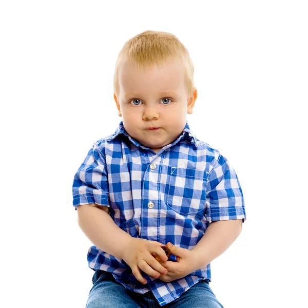 Маленький хлопчик у плетеній сорочці та джинсах — стокове фото
