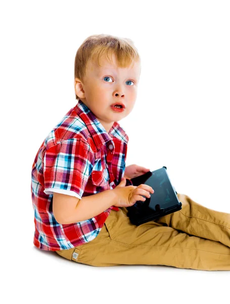 Jongen met een Tablet-Pc zittend op de vloer — Stockfoto