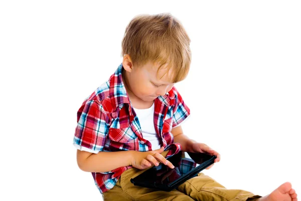 Jongen met een Tablet-Pc zittend op de vloer — Stockfoto