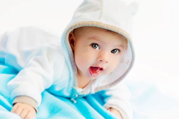 Mooie baby liggend op een blauwe plaid — Stockfoto