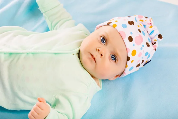 Porträtt av en baby i en mössa — Stockfoto