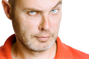 Beyaz bir arka plan üzerinde sıkı tıraşsız adam. yakın çekim