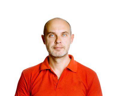 Kırmızı tişört tıraşsız sakin orta yaşlı adam. Stüdyo. isol