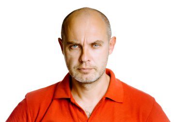 Kırmızı tişört tıraşsız korkunç orta yaşlı adam. Stüdyo. isol