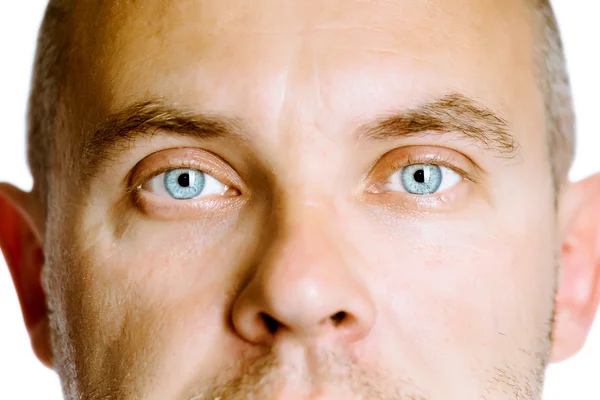 Blauwogige man. Het gezicht close-up. Studio. geïsoleerd — Stockfoto