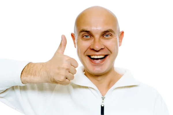 Homem careca e sorridente de olhos azuis com o polegar para cima. Estúdio. isolado — Fotografia de Stock