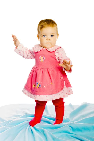 Bambina in piedi su una coperta blu. Studio foto — Foto Stock
