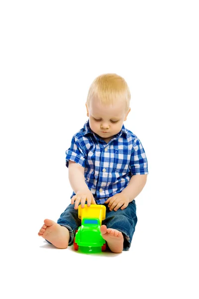 Хлопчик грає з іграшками. ізольовані — стокове фото