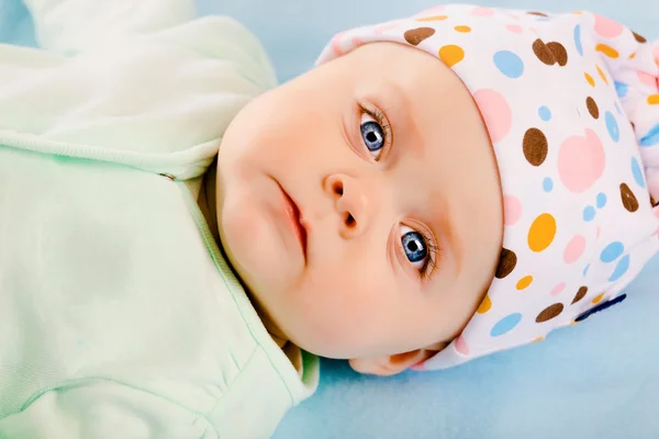 Baby flicka i en hatt. Studio — Stockfoto