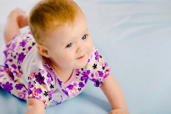 Petite fille en robe. studio — Photo