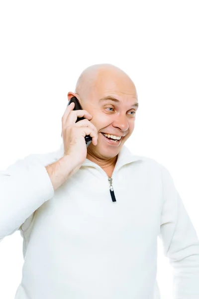 Homem careca se comunica emocionalmente por telefone. Isolado. Estúdio — Fotografia de Stock