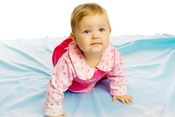 Meisje van de baby in een jurk crawlen — Stockfoto