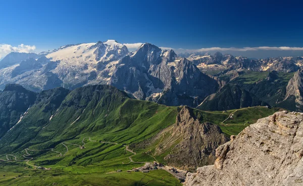 Dolomiti - Pordoi-hágó és a Marmolada mt — Stock Fotó