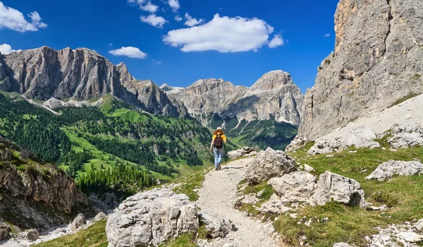Dolomitas - caminhante em Badia Valley — Fotografia de Stock