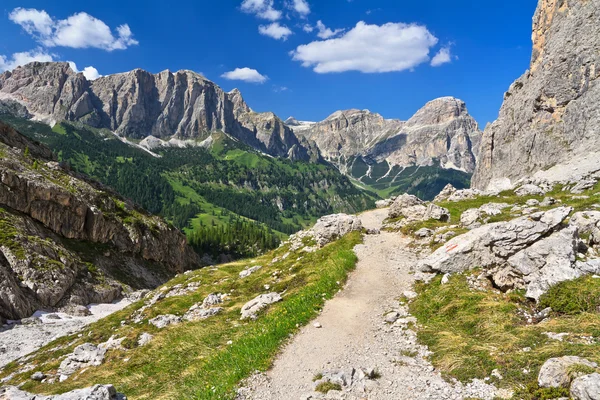 Dolomiti - vandringsled i val badia — Stockfoto