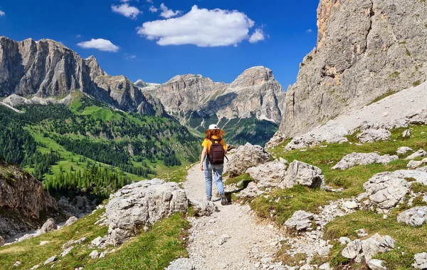 Dolomiti - turistika v údolí Badia — Stock fotografie