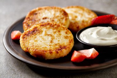 süzme peynir kek fırından yeni çıkmış