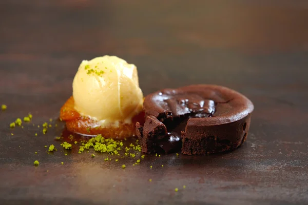 Fondente al cioccolato con sorbetto al mango — Foto Stock