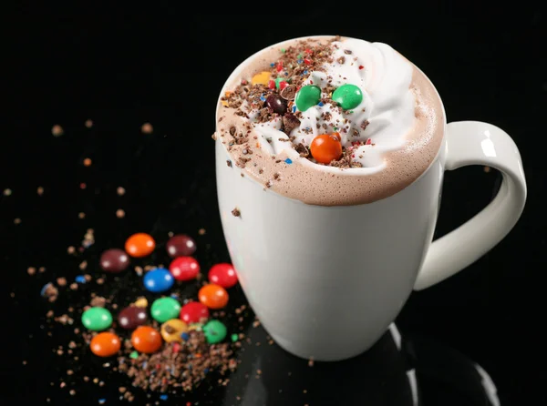 Boisson au chocolat chaud avec crème fouettée et bonbons — Photo