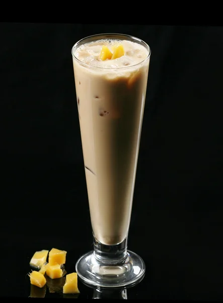 Холодный кофе с молоком и манго — стоковое фото