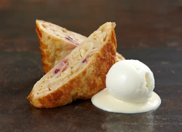 Apple strudel with vanilla ice cream — Stock Photo, Image