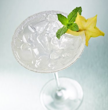 Bir bardak buzlu kokteyl.
